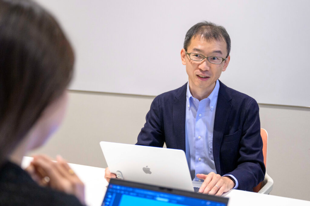 写真:インタビューに応じる才流の高橋