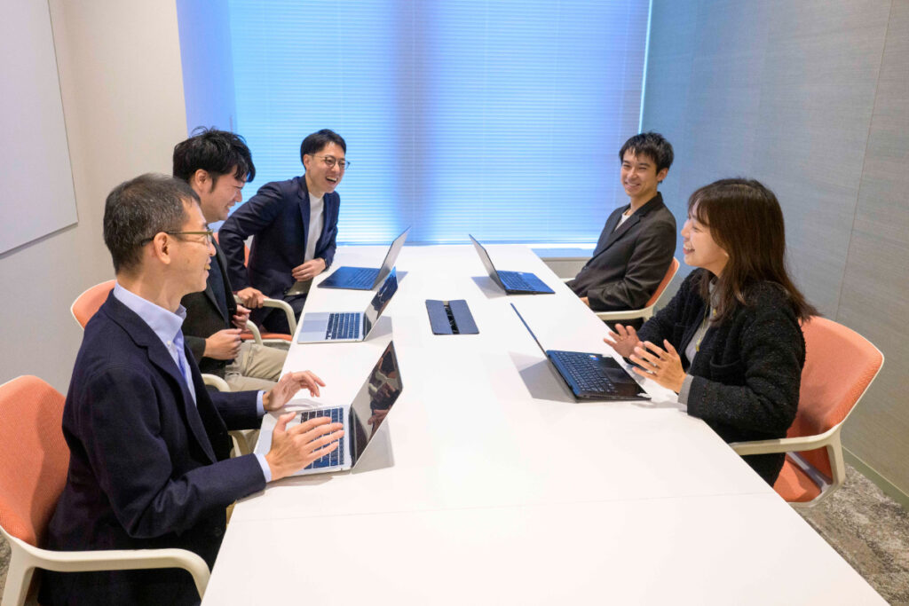 写真:談笑する三井不動産と才流の面々