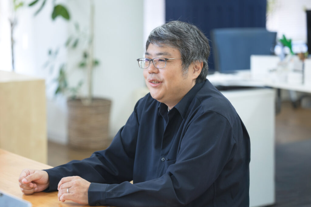 写真：インタビューに応じるディバータの加藤氏