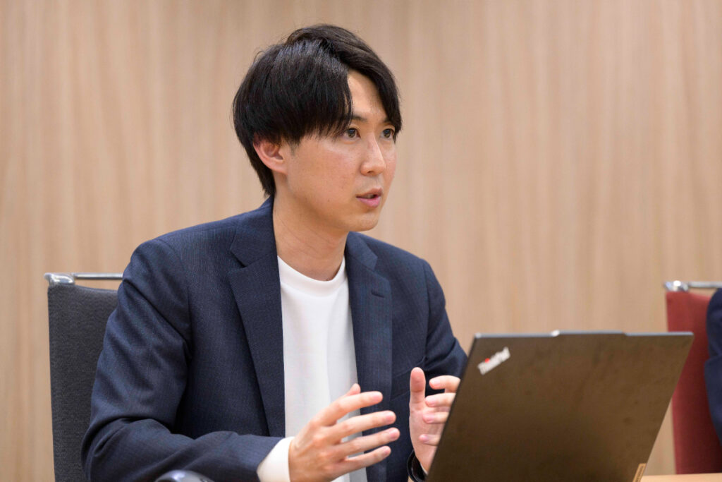 写真：インタビューに応じる日立ソリューションズの栗原さん