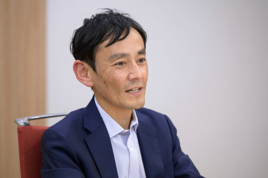 写真：インタビューに応じる日立ソリューションズの西津さん