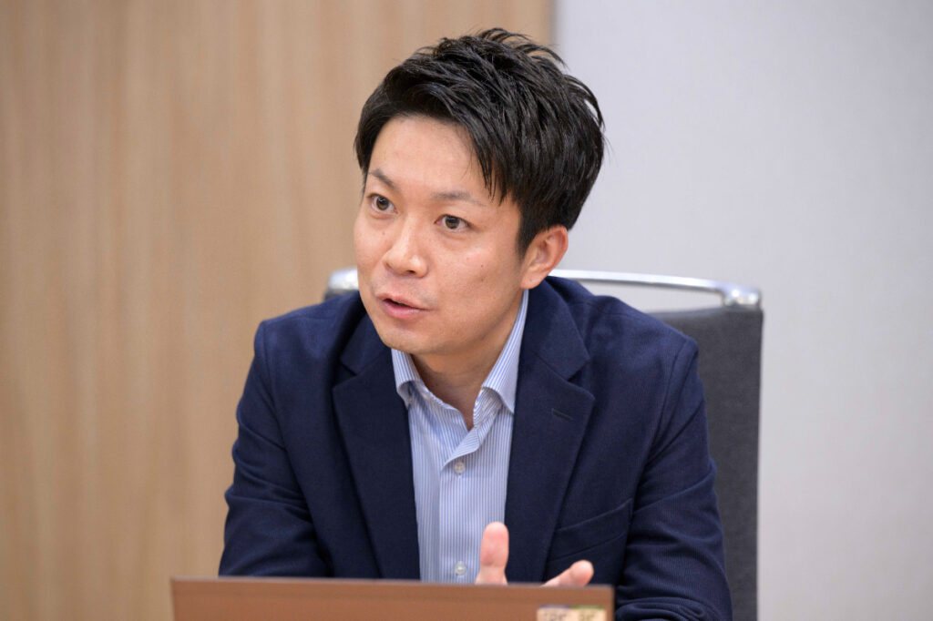 写真：インタビューに応じる日立ソリューションズの中島さん