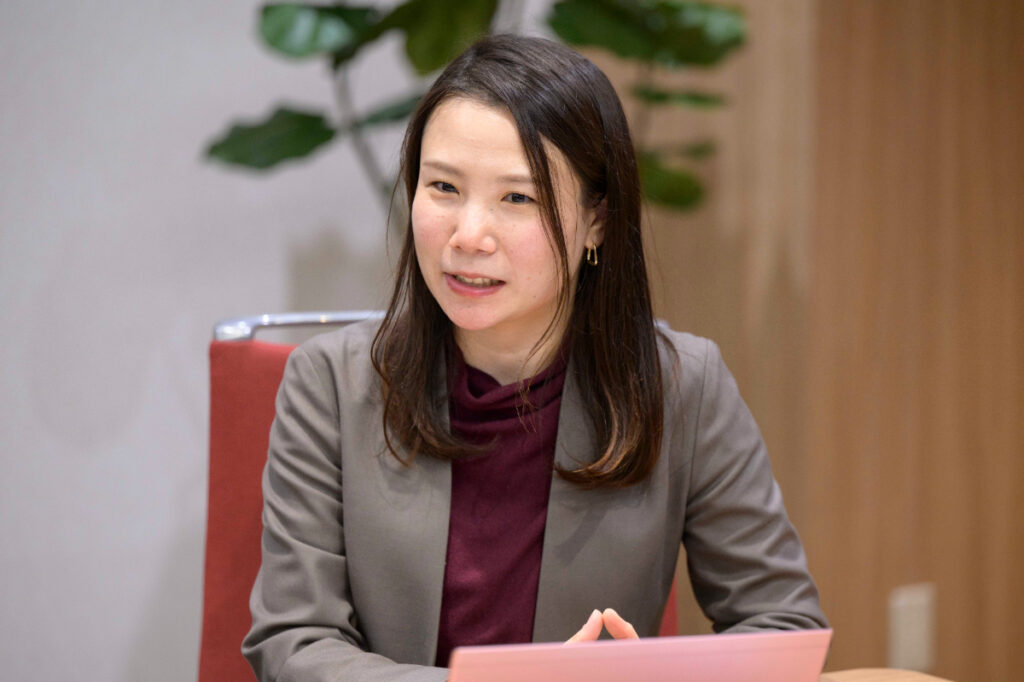 写真：インタビューに応じる日立ソリューションズの髙橋さん