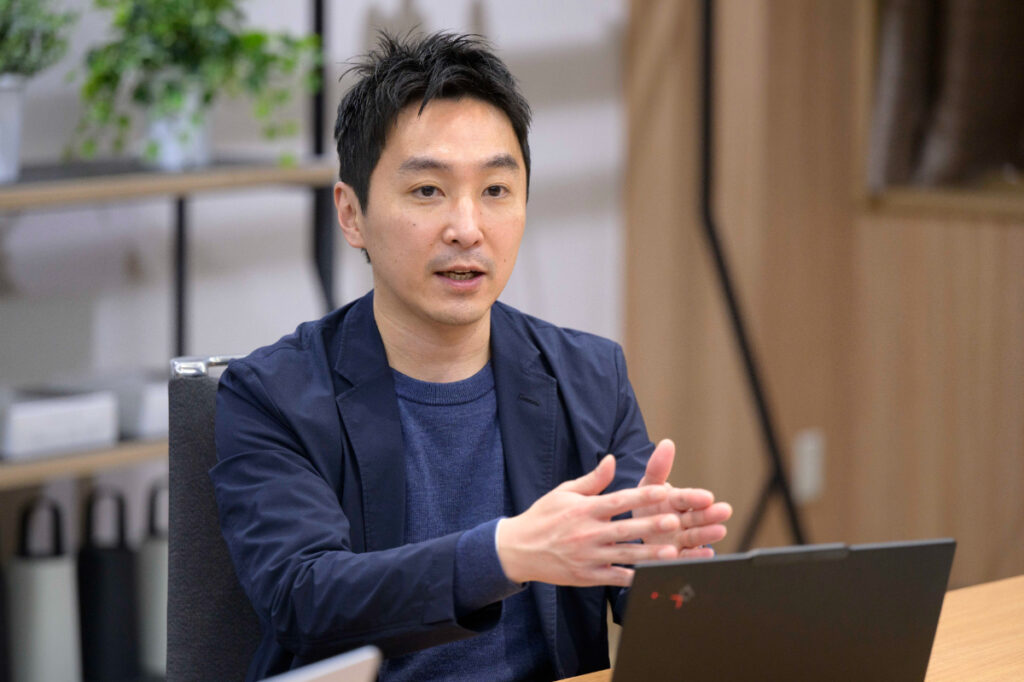 写真：インタビューに応じる才流の岸田