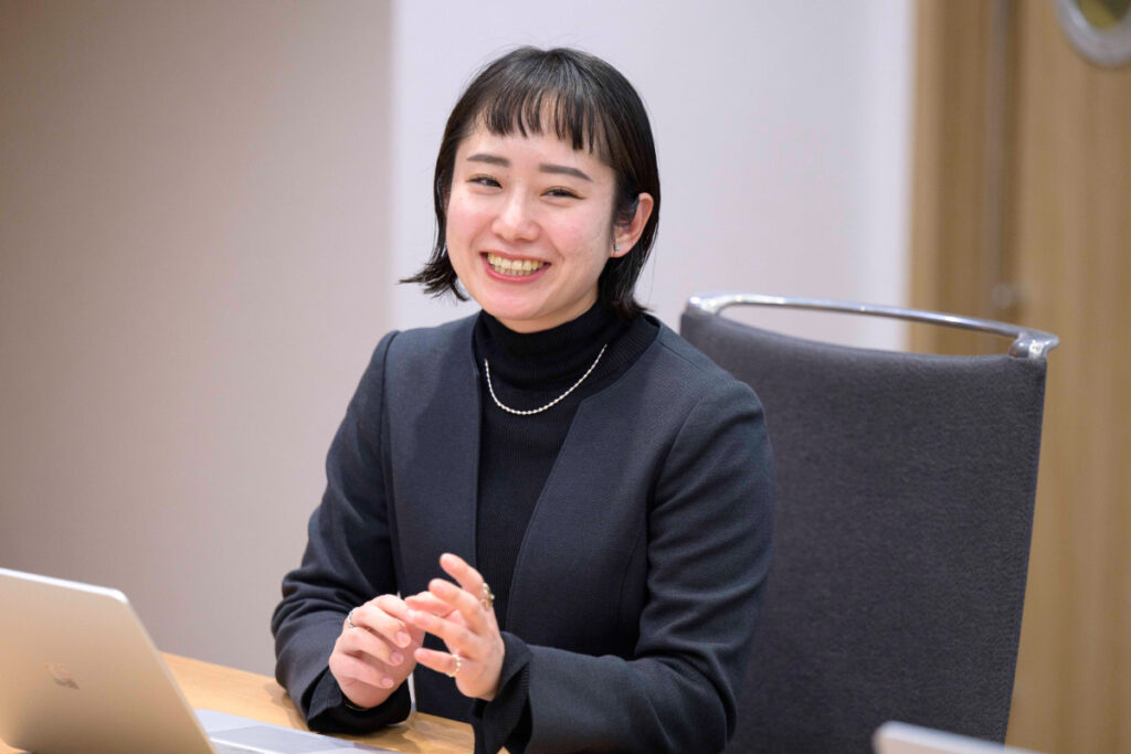 写真：インタビューに応じる才流の柳澤