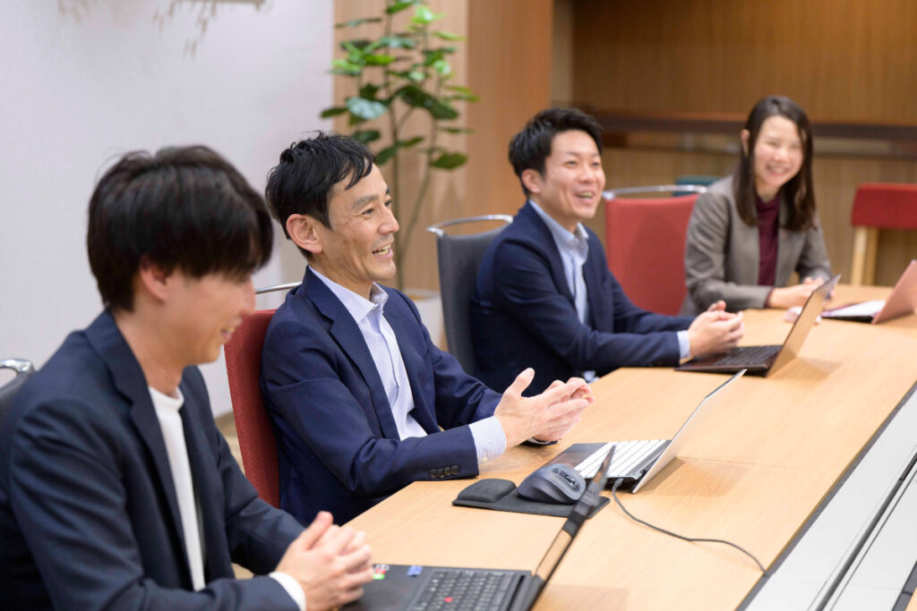 写真：インタビューに応じる日立ソリューションズの皆さん