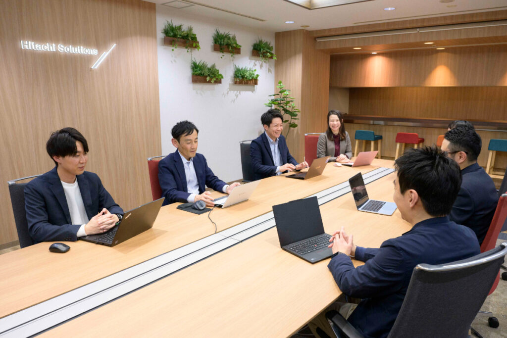 写真：インタビュー中の参加者