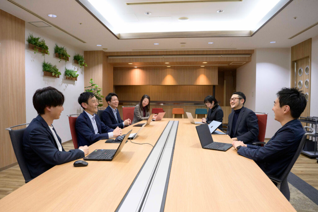 写真：談笑する日立ソリューションズの皆さんと才流コンサルタント