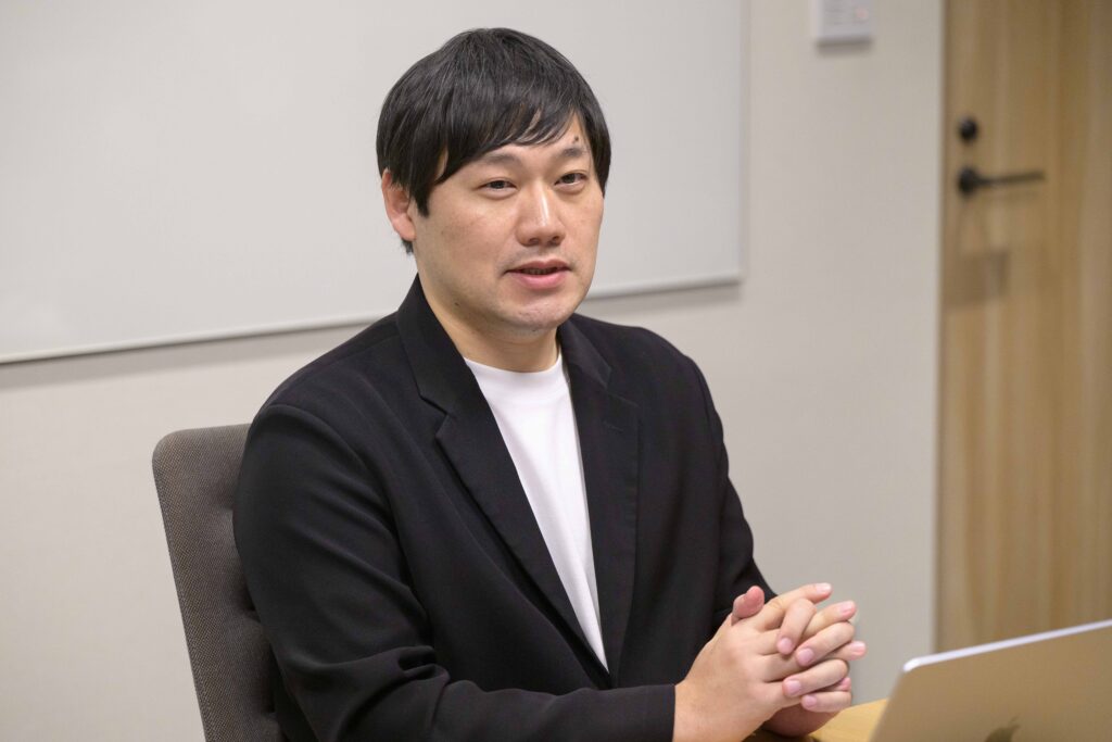 写真：インタビューに応じる才流の高野