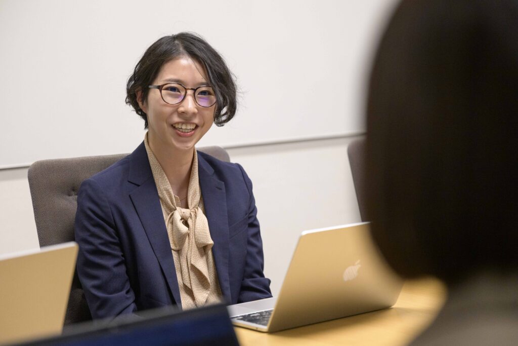 写真：インタビューに応じる才流の萩原