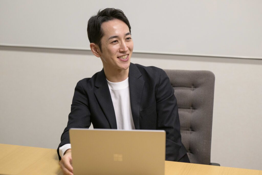 写真：インタビューに応じる才流の黒須