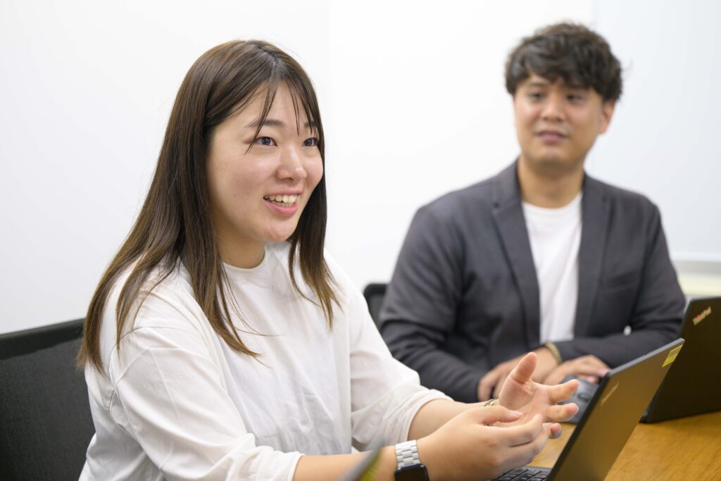 笑顔で話す松岡さんと、隣で耳を傾ける遠藤さん