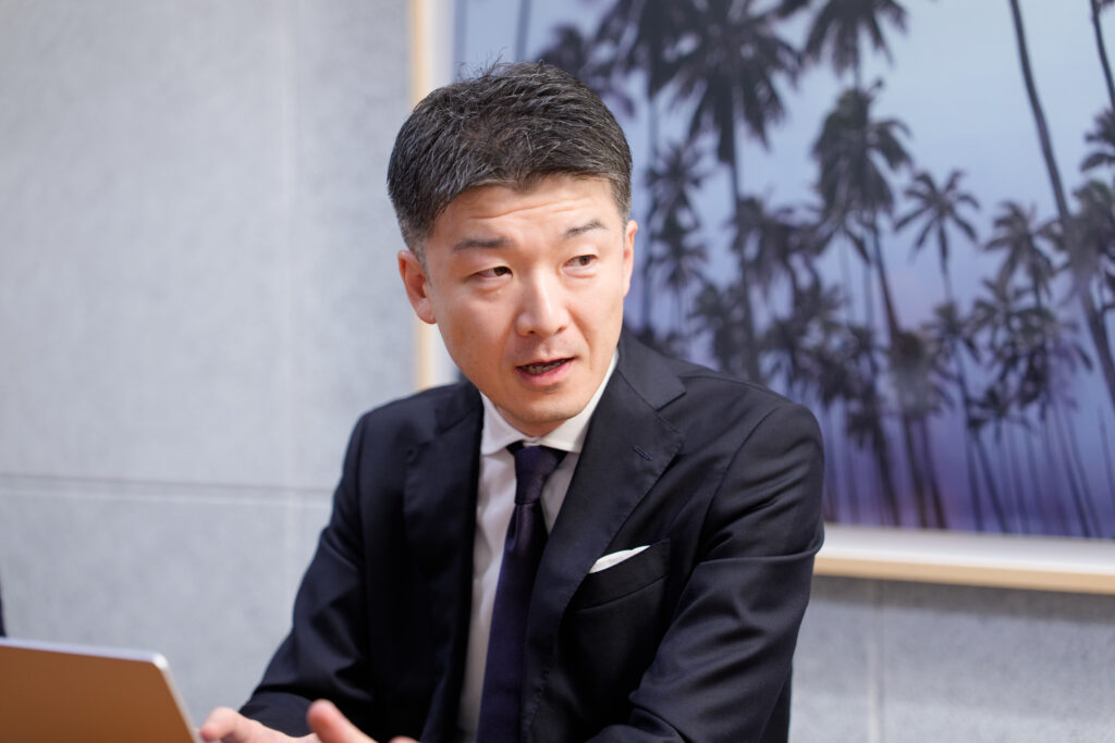 セールスイネーブルメントの取り組みを説明する才流の宮戸章光