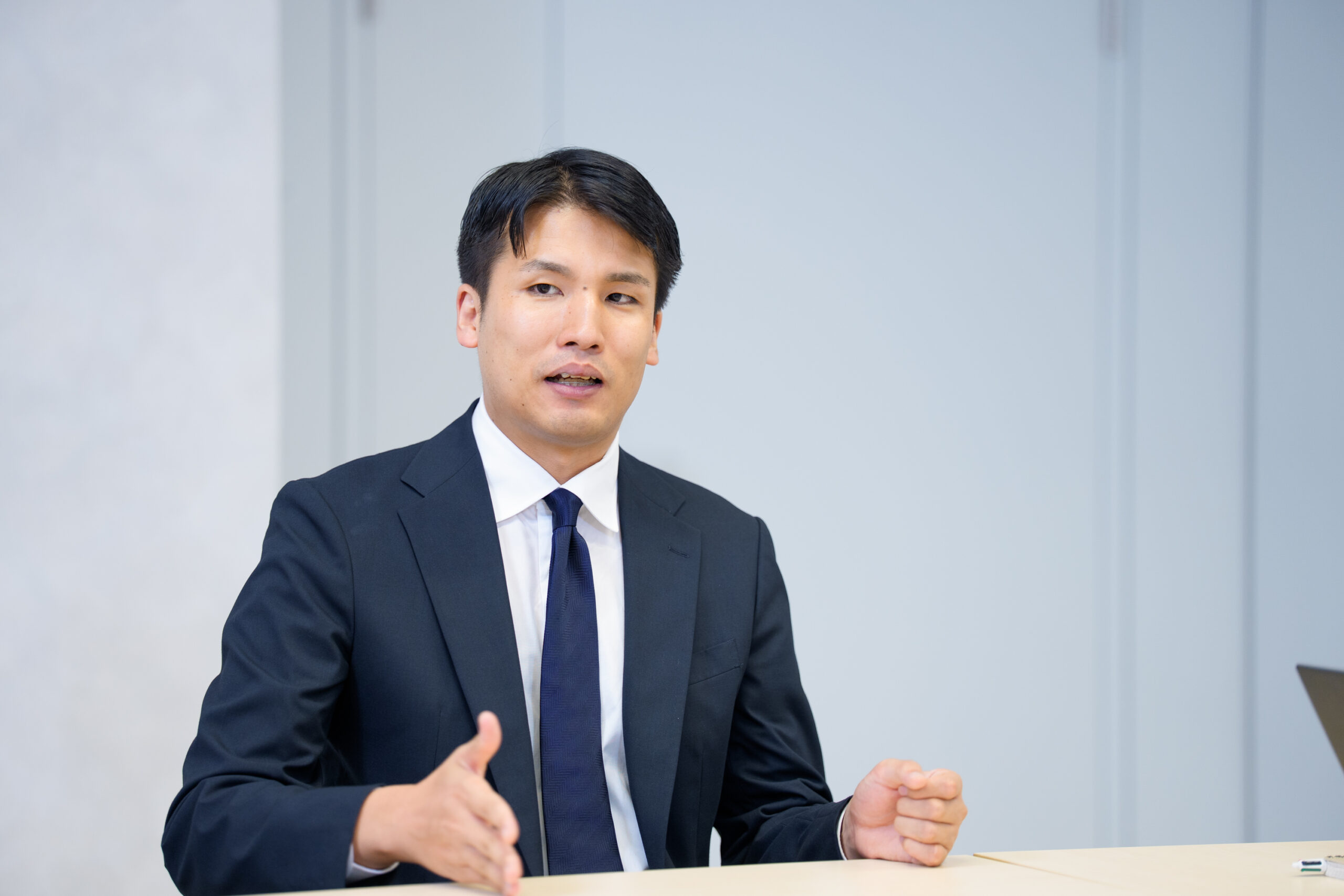 株式会社才流 シニアコンサルタント 名生 和史が話をする様子