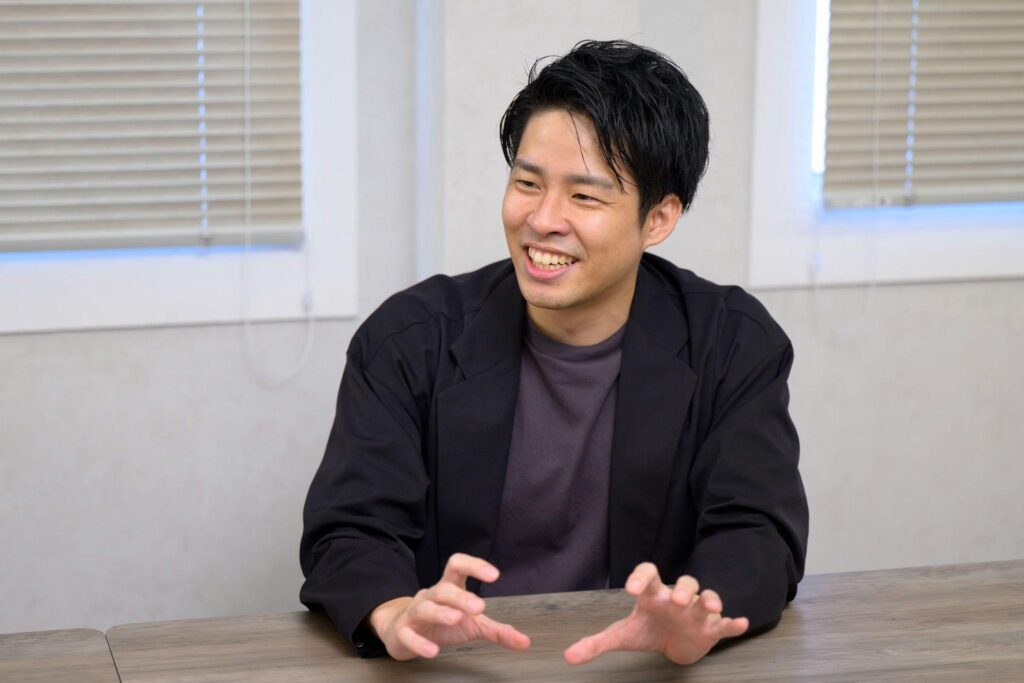 身ぶりを交えて笑顔で話す大羽将徳さん