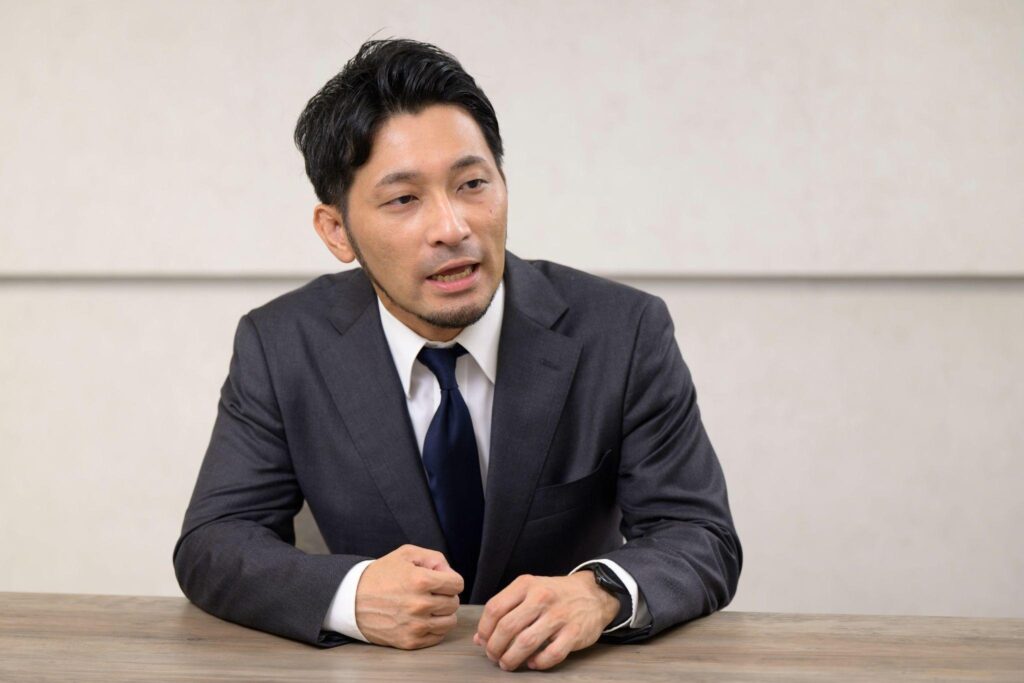 質問を投げかける才流の横山直紀