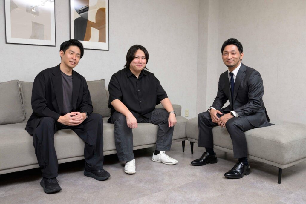ソファに並んで座る大羽将徳さん(左)、宮本敦士さん(中央)、才流の横山直紀(右)