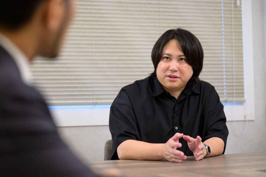 手ぶりを交えて話す宮本敦士さん